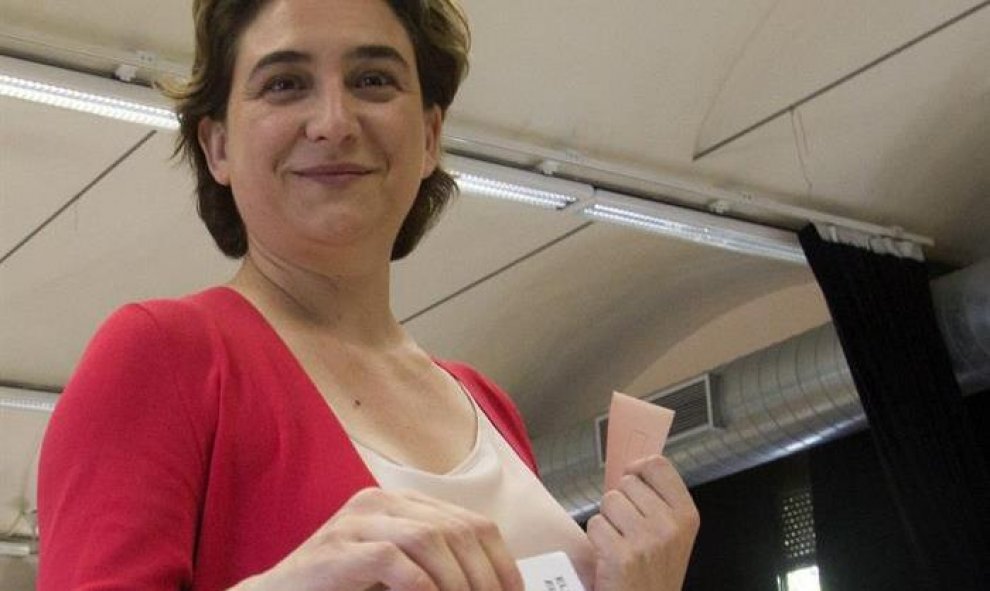 Ada Colau, alcaldesa de Barcelona deposita su voto en un colegio electoral de Barcelona