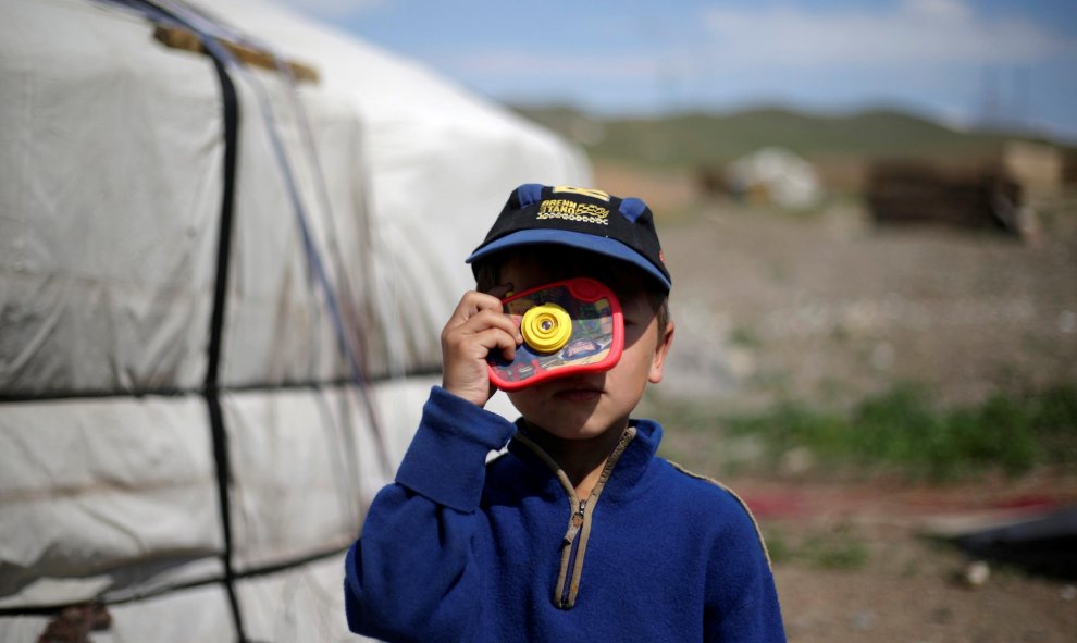 Un niño de 7 años juega en un pueblo A las afueras de Ulan Bator, Mongolia. REUTERS / Jason Lee