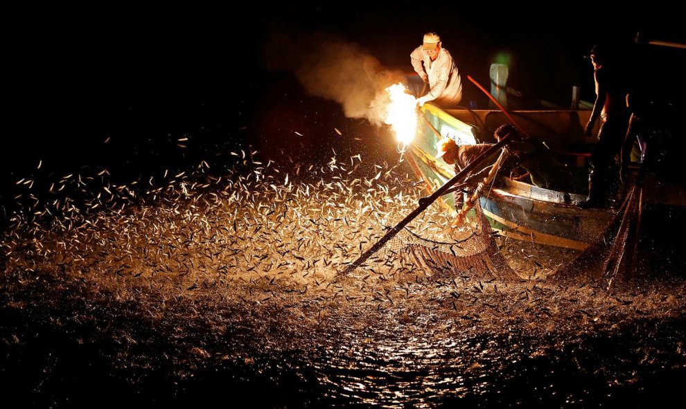 Pescadores utilizan fuego para atraer a los peces en un barco tradicional de pesca en Taiwán. REUTERS / Tyrone