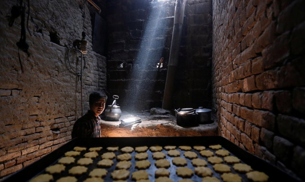 Un afgano hace galletas para la festividad religiosa islámica Eid al-Fitren Kabul, Afganistán. REUTERS Omar Sobhani