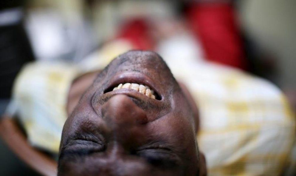 Un hombre reacciona a su tratamiento en "Nirmal Hriday", el hogar y la clínica de la Madre Teresa en Calcuta, India. EFE/Piyal Adhikary