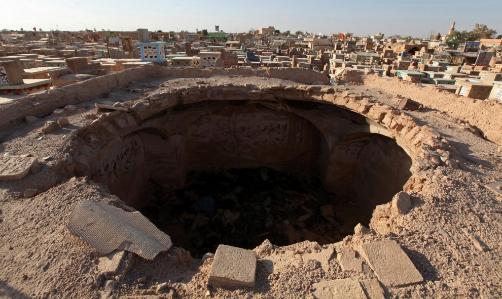 La cúpula derruida de una tumba en el cementerio de Wadi al-Salam ('Valle de la Paz'), en Nayaf, al sur de Bagdad. REUTERS / Alaa Al-Marjani