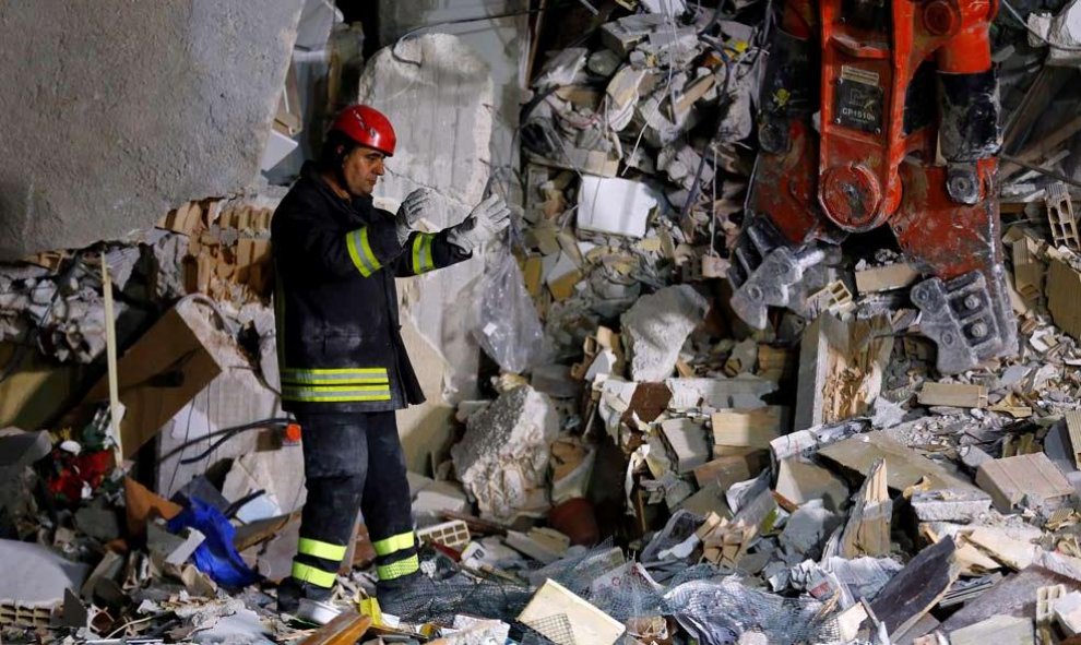 Un bombero trabaja durante la noche en la devastada población de Amatrice. (REUTErs)