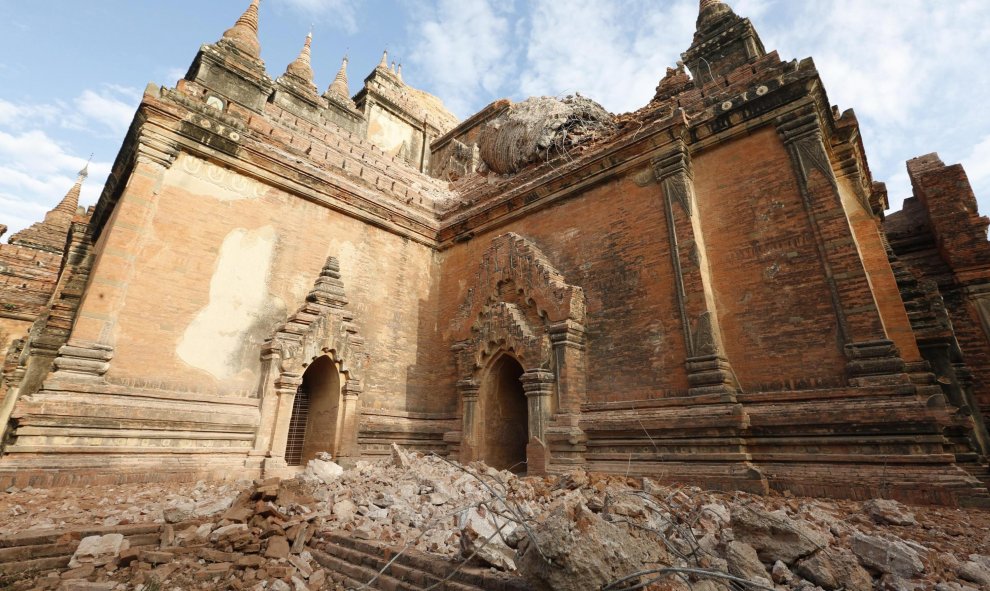 Fotografía de los daños en la entrada al templo Sulamani en Bagan, al sur de Mandalay (Birmania), tras el terremoto de 6,8 grados que afectó la región central del país. EFE/HEIN HTET
