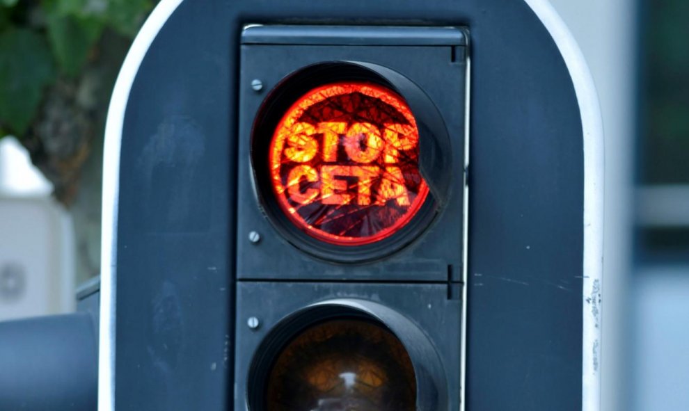 En algunos semáforos de Bruselas, cerca del entorno del Parlamento Europeo, la luz roja que indica la obligación de parar lanza un mensaje claro: "Stop CETA", en alusión al acuerdo de inversiones y comercio entre la UE y Canadá. REUTERS / Eric Vidal