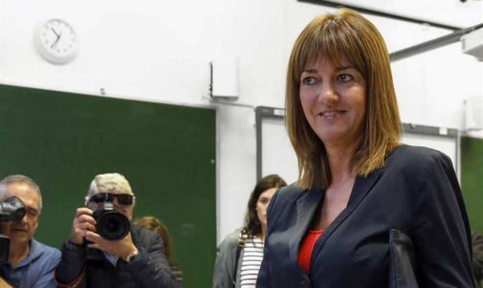 La candidata del PSE-EE a lehendakari, Idoia Mendia, ha acudido a votar para las elecciones autonómicas vascas al Instituto Miguel de Unamuno de Bilbao. EFE/Luis Tejido