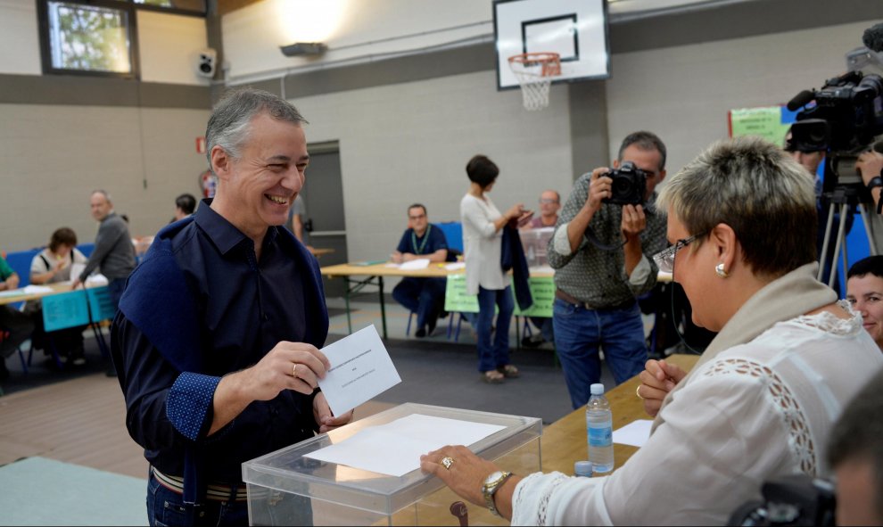 El lehendakari y candidato a la reelección por el PNV, Iñigo Urkullu, vota para las elecciones autonómicas esta mañana en un colegio electoral de Durango (Bizkaia). REUTERS/Vincent West