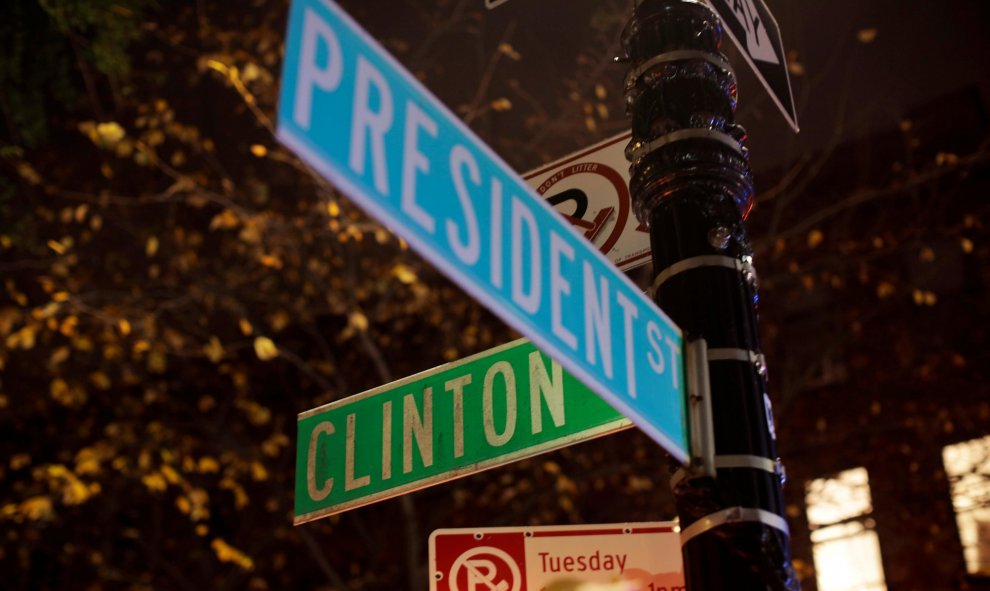Un cartel con los nombres de las calles President Street y Clinton Street en Nueva York, EEUU. / REUTERS