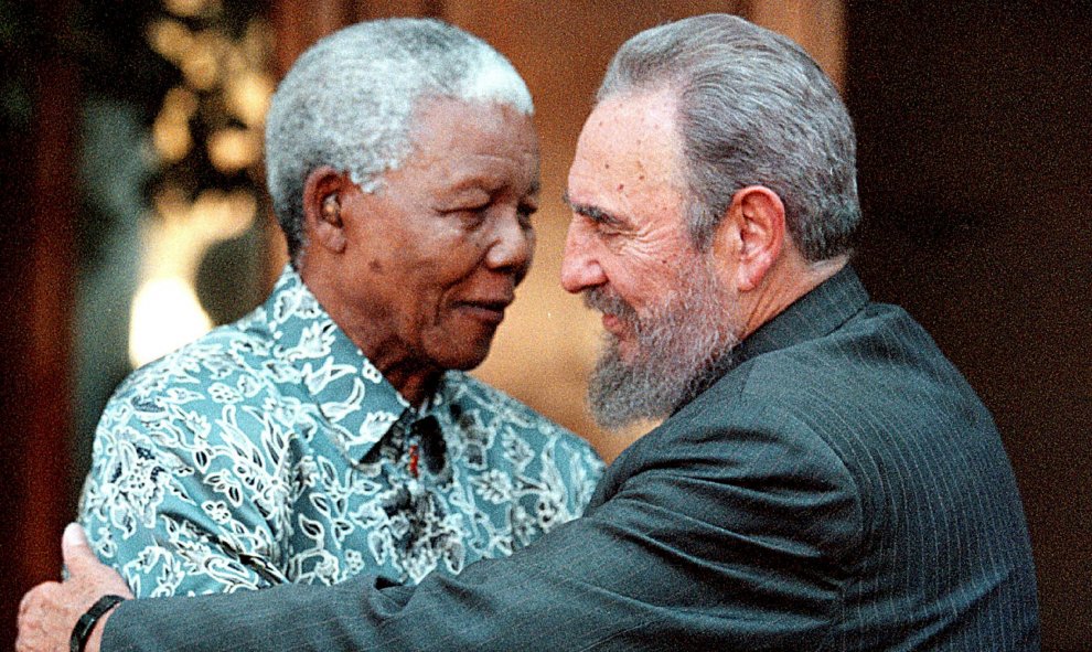 Fidel Castro con Nelson Mandela en 2001./ REUTERS
