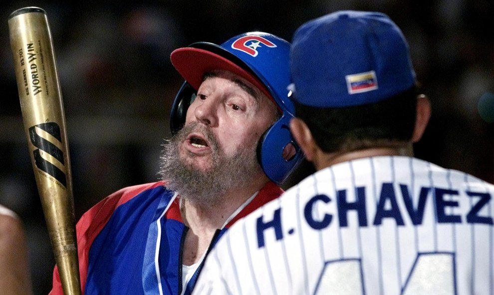 Fidel Castro y Hugo Chavez tras un partido amistoso de béisbol en el año 2000./ REUTERS