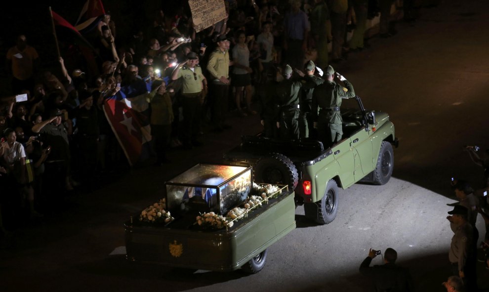 La Caravana de la Libertad, con los restos de Fidel Castro, recibe el homenaje del pueblo cubano en Camagüey./ REUTERS