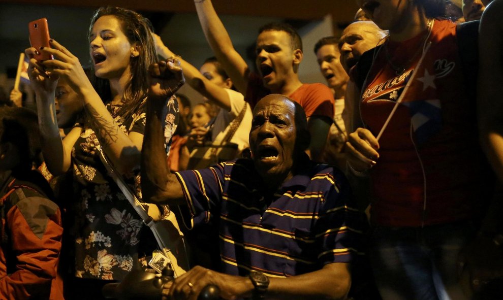 Ciudadanos cubanos esperan la llegada de la Caravana de la Eternidad en Camagüey./ REUTERS