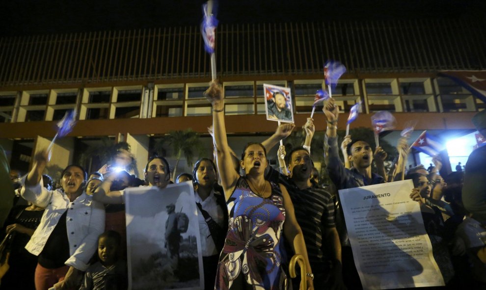 Ciudadanos cubanos esperan la llegada de la Caravana de la Eternidad en Camagüey./ REUTERS