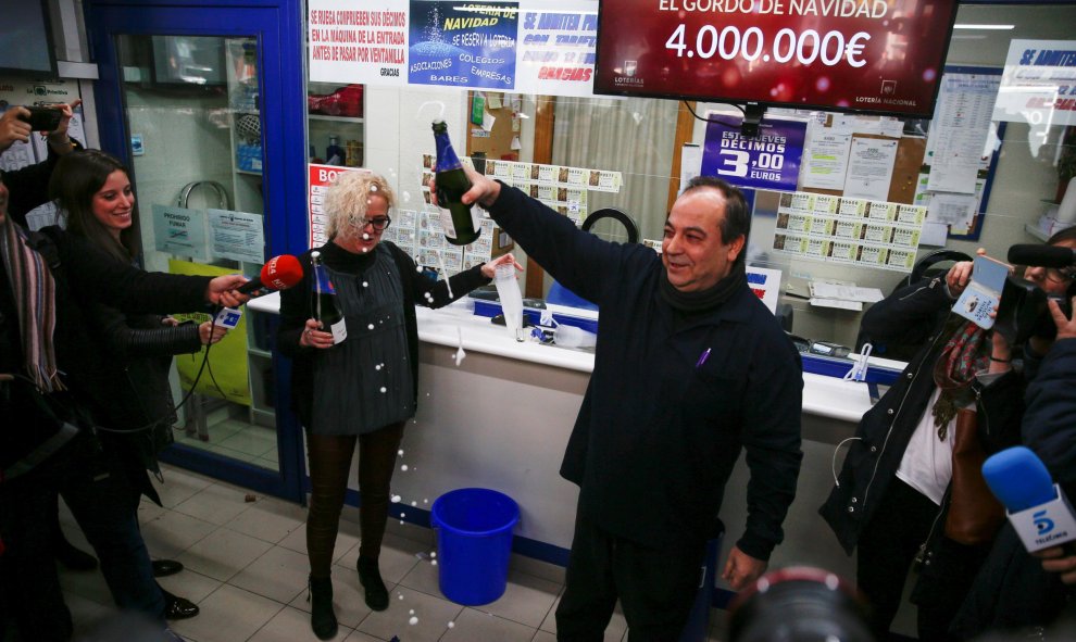 Los dueños de la administración de lotería donde se ha vendido El Gordo. REUTERS
