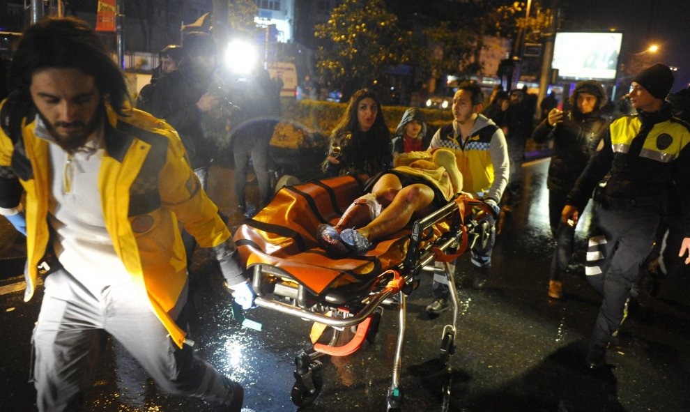 Los médicos llevan a una víctima herida en una camilla a una ambulancia después del ataque con armas de fuego contra la discoteca Reina, en Estambul. EFE / EPA / MURAT ERGIN / IHLAS AGENCIA DE NOTICIAS TURQUÍA