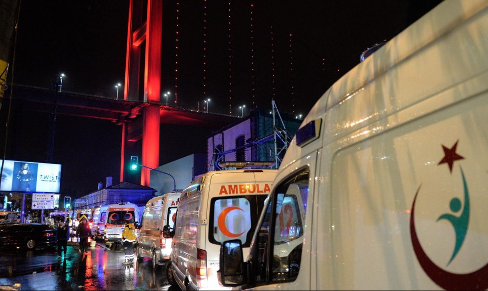Las colas de ambulancias se sucedieron durante buena parte de la noche frente a la discoteca Reina de Estambul donde se produjo el atentado. EFE/EPA/STR TURKEY OUT