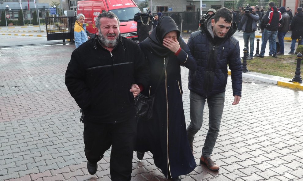 Los familiares de las víctimas llegan al Instituto de Medicina Forense donde la gente se congregó tras el ataque terrorista. EFE / EPA / TOLGA BOZOGLU