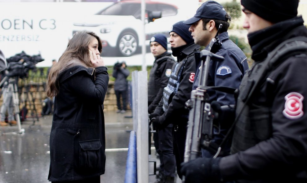 Antidisturbios turcos, de guardia cerca de la discoteca Reina, mientras la gente espera escuchar noticias de sus familiares después del atentado. EFE / EPA / SEDAT SUNA