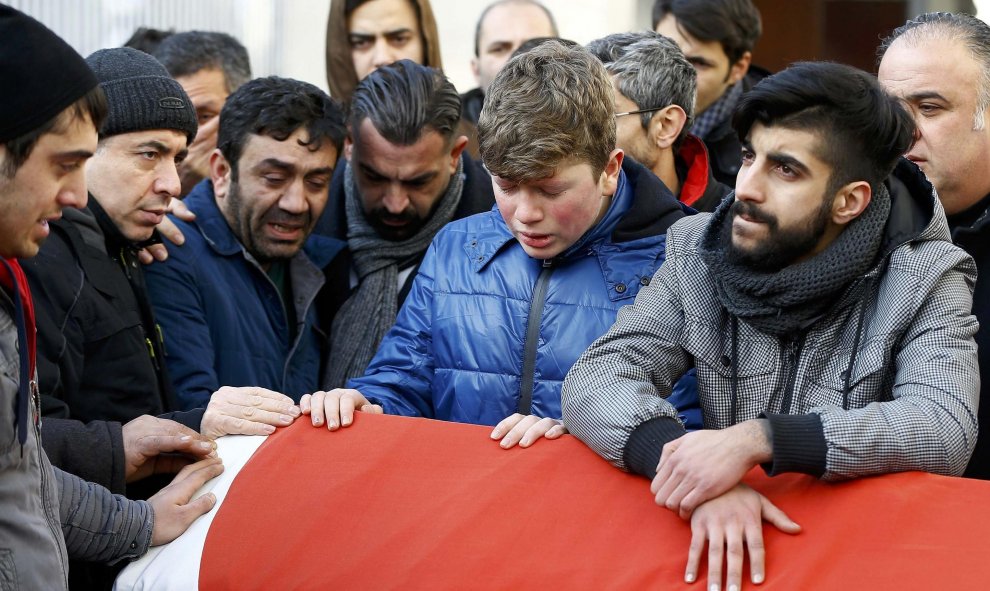 Los familiares lloran en el funeral de Ayhan Arik, víctima del ataque terrorista en la discoteca Reina de Estambul. REUTERS / Osman Orsal