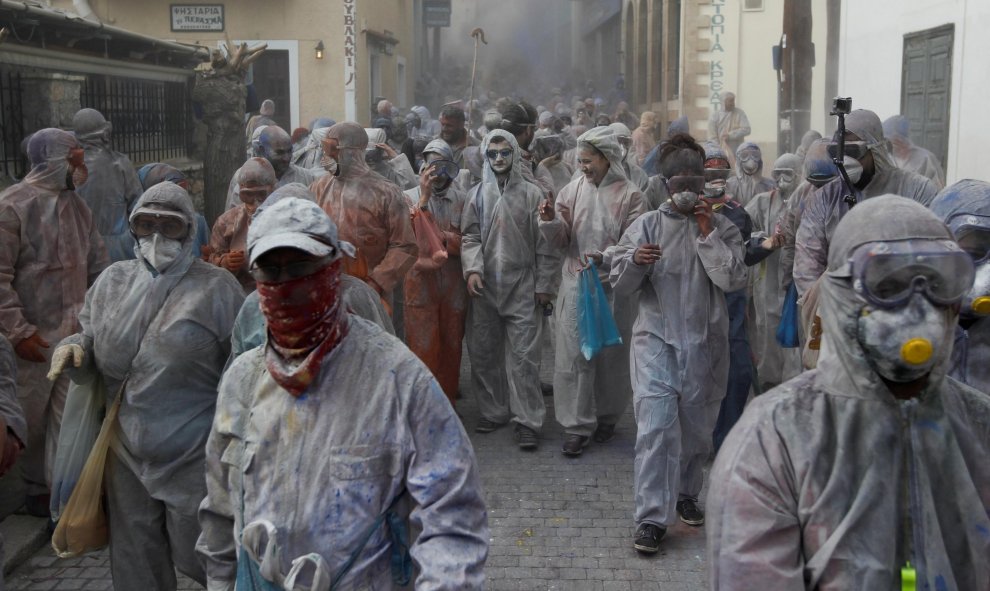 Miles de griegos celebran en la ciudada portuaria de Galaxidi la 'Guerra de la harina de colores'. Este 'lunes de ceniza' pone fin al Carnaval y da paso a la Cuaresma. REUTERS/Alkis Konstantinidis