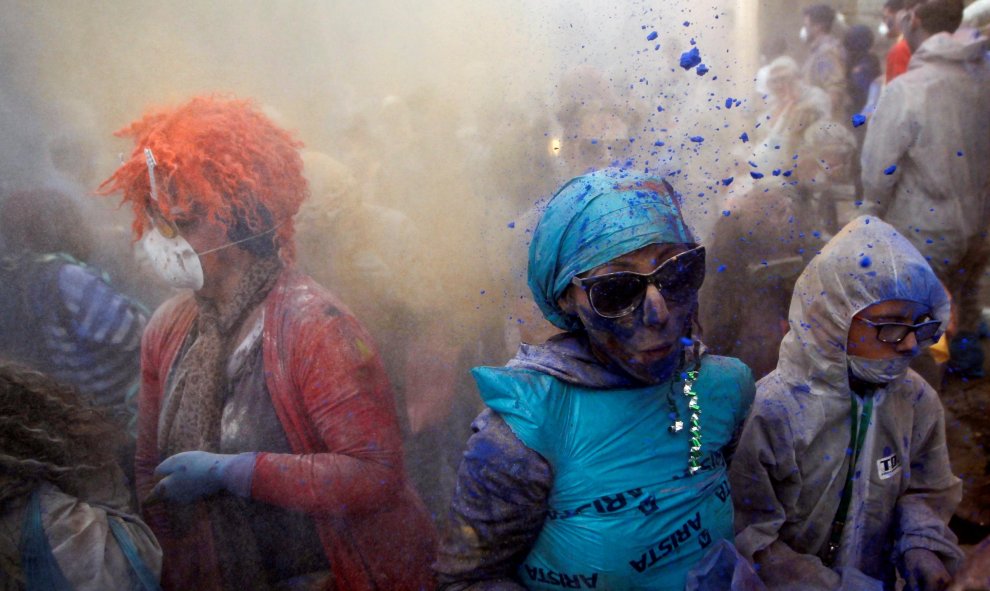 Miles de griegos celebran en la ciudada portuaria de Galaxidi la 'Guerra de la harina de colores'. Este 'lunes de ceniza' pone fin al Carnaval y da paso a la Cuaresma. REUTERS/Alkis Konstantinidis