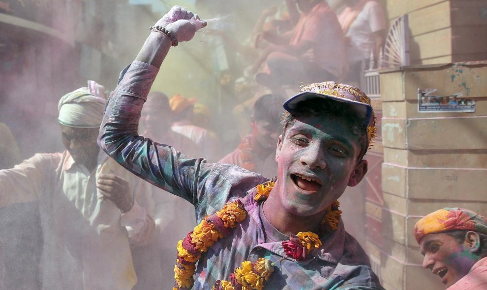 Miles de indios celebran cada año el Festival de los colores, apodado Holi, para dar la bienvenida a la primavera. Estado de Uttar Pradesh, India. REUTERS/Rupak De Chowdhuri