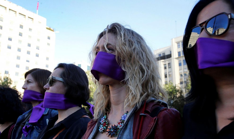 Varias mujeres secundan la marcha con motivo del Día Internacional de la Mujer en Santiago de Chile, Chile. REUTERS/Carlos Vera