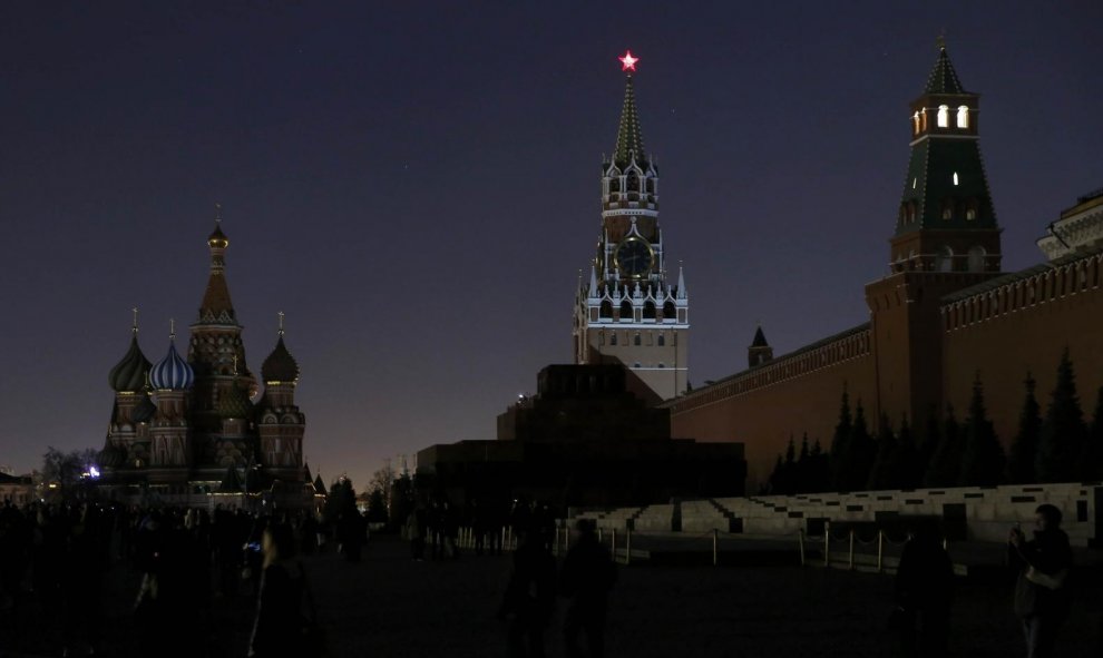 El Kremlin y la Catedral de San Basilio, en Moscú, totalmente apagadas. REUTERS/Maxim Shemetov