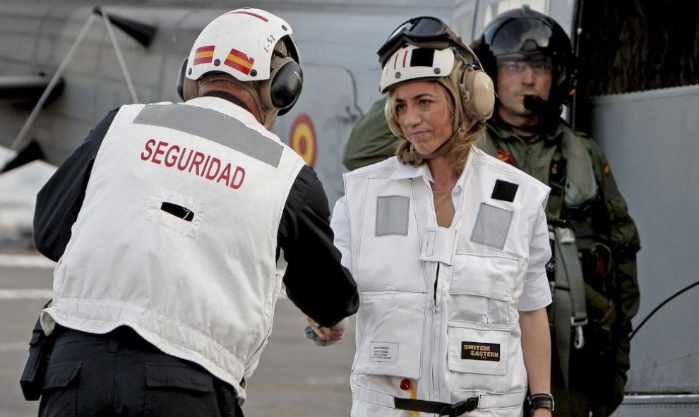 Carme Chacón a su llegada al buque de la Armada española Castilla, donde se celebró un acto de despedida de los cuatro militares fallecidos en un accidente de helicóptero en Haití, el 18 de marzo de 2010. EFE