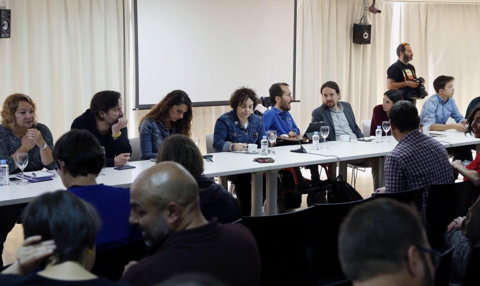 Momento de la reunión esta mañana del Consejo Ciudadano Estatal de Podemos horas antes de la concentración que ha convocado en favor de las mociones de censura contra el jefe del Ejecutivo, Mariano Rajoy, y la presidenta de la Comunidad de Madrid, Cristin