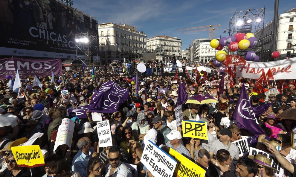 Miles de personas participan en la Puerta del Sol de Madrid en la concentración convocada por Podemos en favor de las mociones de censura contra el jefe del Ejecutivo, Mariano Rajoy, y la presidenta de la Comunidad de Madrid, Cristina Cifuentes. EFE/Emi