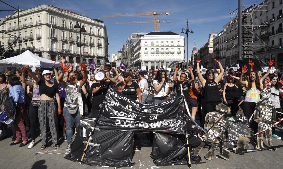 Miles de personas participan en la Puerta del Sol de Madrid en la concentración convocada por Podemos en favor de las mociones de censura contra el jefe del Ejecutivo, Mariano Rajoy, y la presidenta de la Comunidad de Madrid, Cristina Cifuentes. EFE/Emili