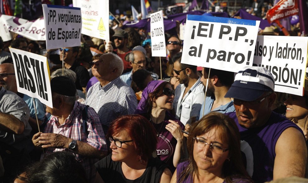 Miles de personas participan en la Puerta del Sol de Madrid en la concentración convocada por Podemos en favor de las mociones de censura contra el jefe del Ejecutivo, Mariano Rajoy, y la presidenta de la Comunidad de Madrid, Cristina Cifuentes. EFE/Emili