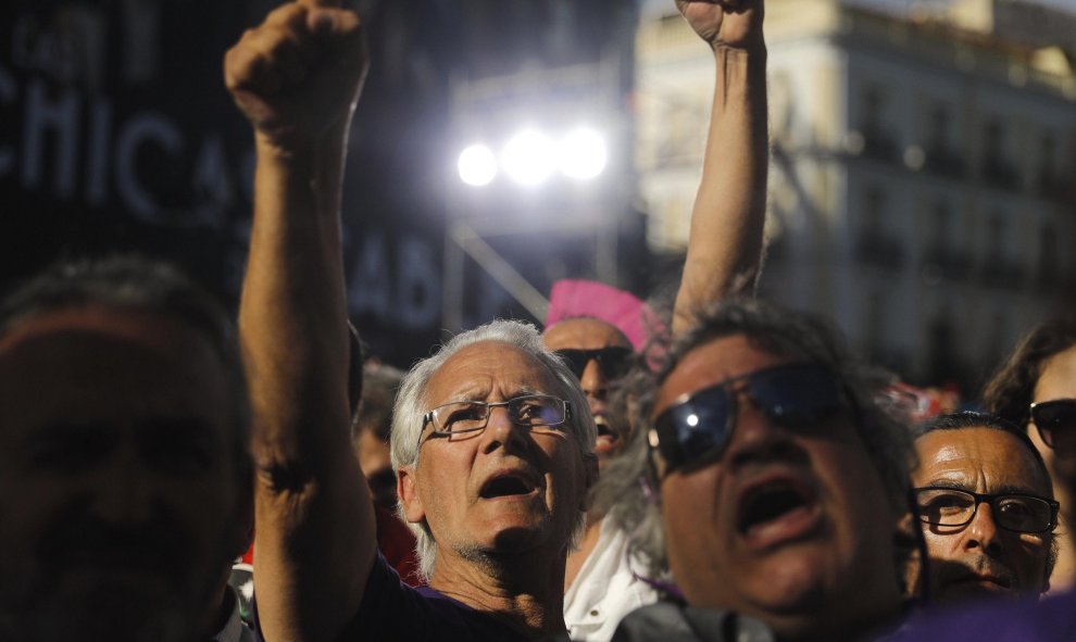 Miles de personas participan en la Puerta del Sol de Madrid en la concentración convocada por Podemos en favor de las mociones de censura contra el jefe del Ejecutivo, Mariano Rajoy, y la presidenta de la Comunidad de Madrid, Cristina Cifuentes. EFE/Emili