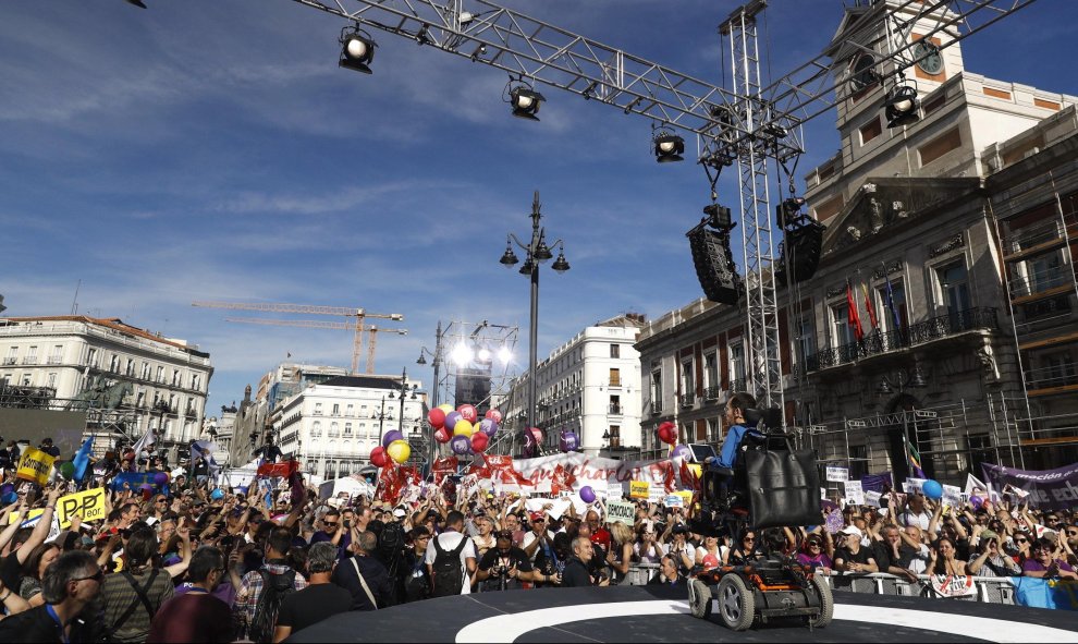 El secretario de Organización de Podemos, Pablo Echenique, participa en la Puerta del Sol de Madrid en la concentración convocada por Podemos en favor de las mociones de censura contra el jefe del Ejecutivo, Mariano Rajoy, y la presidenta de la Comunidad