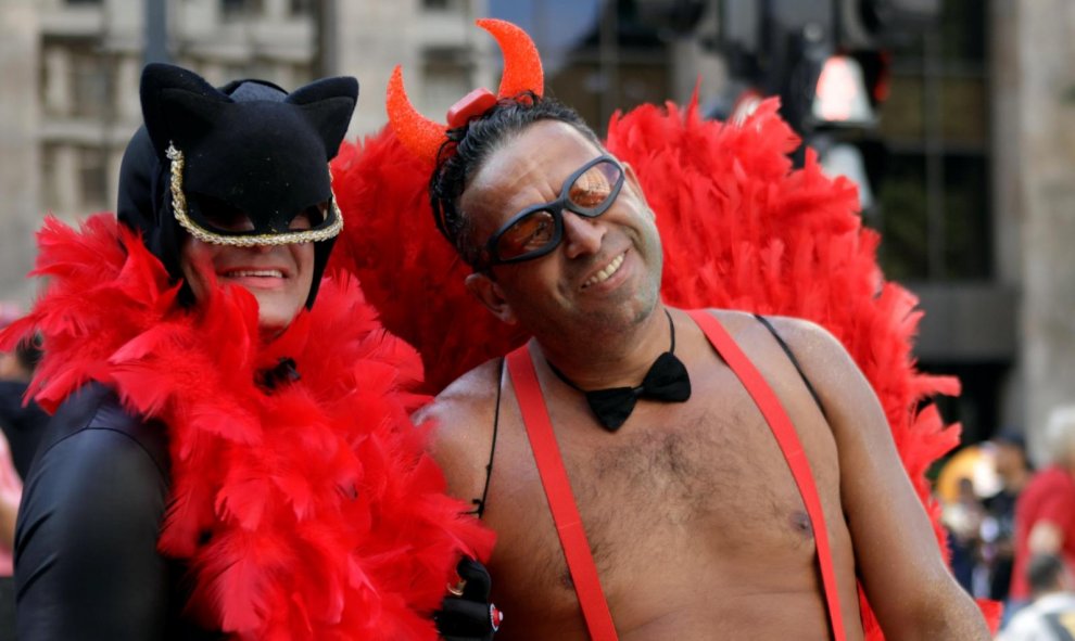 Otro de los manifestantes del Orgullo Gay de Brasil, vestido de demonio. REUTERS/Paulo Whitaker