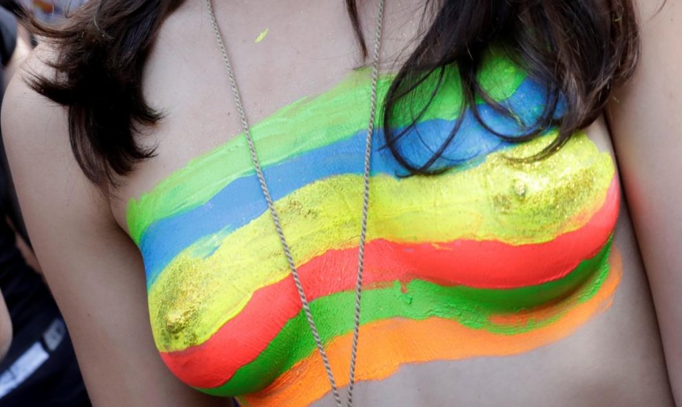 Una mujer, con la bandera LGTBI pintada en el pecho, en la manifestación del Orgullo Gay de Brasil. REUTERS/Paulo Whitaker