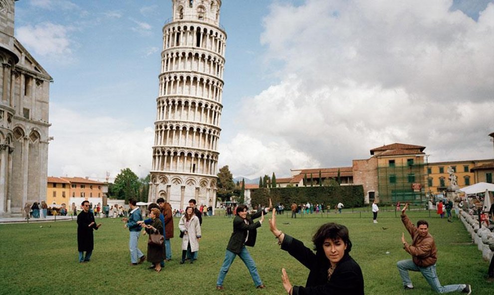 Multitud de turistas tratando de hacerse una foto con la Torre de Pisa /Architecture Design