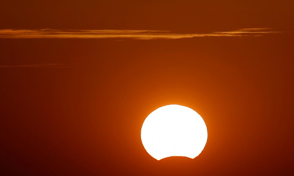 Vista del eclipse de sol parcial desde la montaña Puerto del Viento, en Ronda (Málaga). REUTERS/Jon Nazca