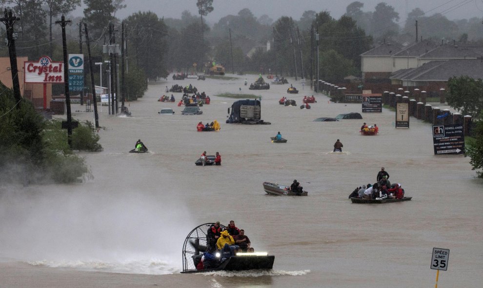 Los residentes del este de Houston, Texas (EEUU)  evacuan la zona en barcas tras la inundación provocada por la tormenta tropical Harvey.- REUTERS / Adrees Latif