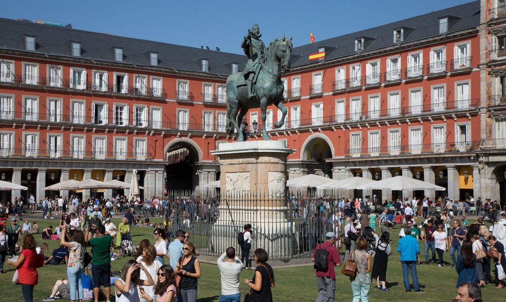 Los madrileños, encantados con el cambio, quieren que el césped deje de ser provisional para ser permanente. / C.G