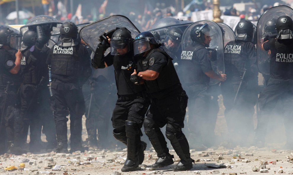 Batalla campal en Buenos Aires tras las protestas contra la reforma de las pensiones de Macri. REUTERS/Martin Aosta