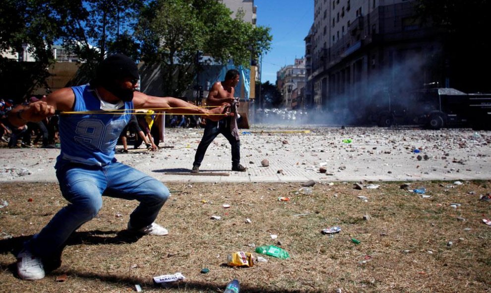 Batalla campal en Buenos Aires tras las protestas contra la reforma de las pensiones de Macri. REUTERS/Martin Aosta