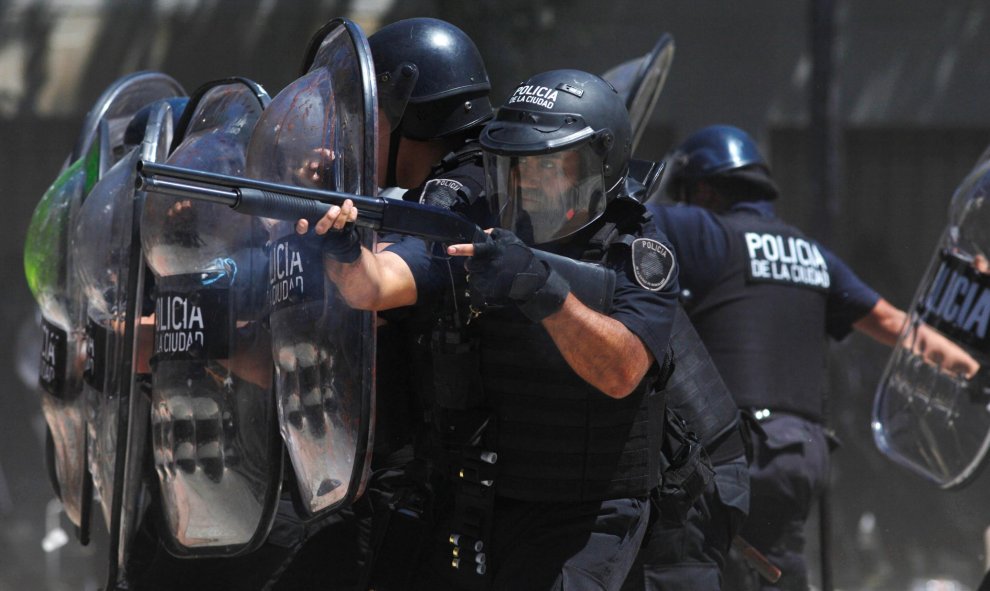 Batalla campal en Buenos Aires tras las protestas contra la reforma de las pensiones de Macri. REUTERS/Martin Aosta