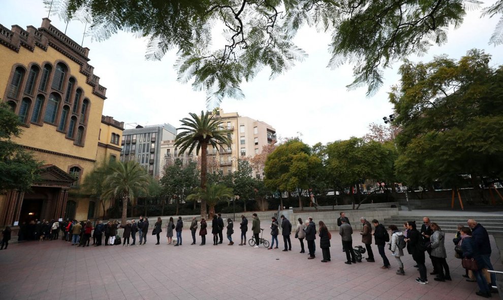 Largas colas a primera hora de la mañana para empezar las votaciones en Barcelona. / Reuters
