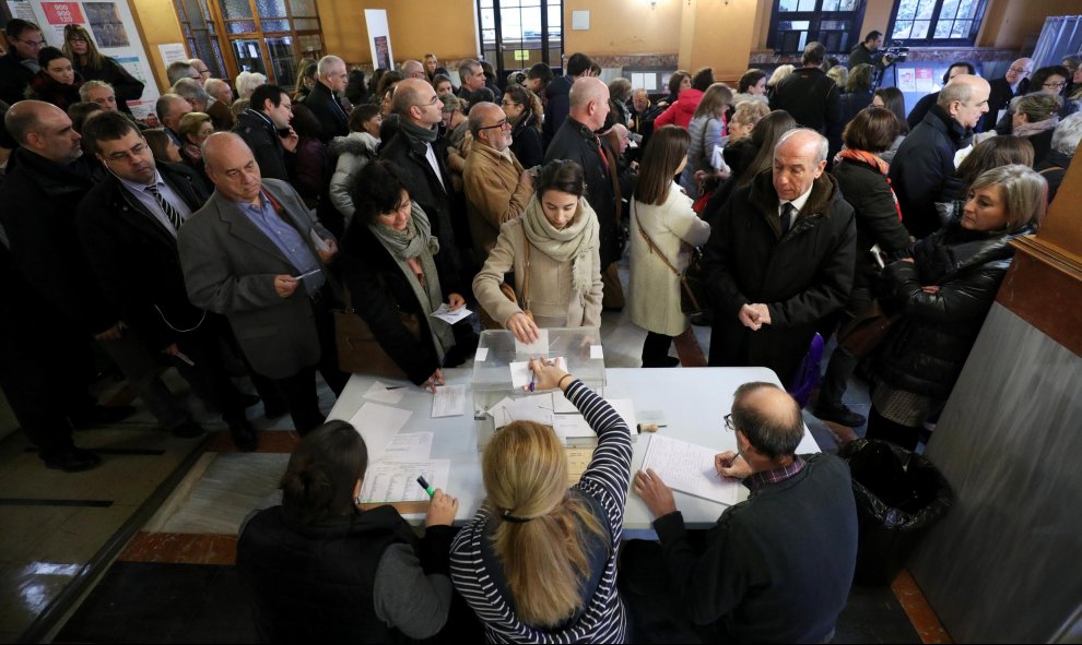 A las 9 de la mañana ya estaban abiertos 2.680 colegios electorales de Catalunya. / Reuters