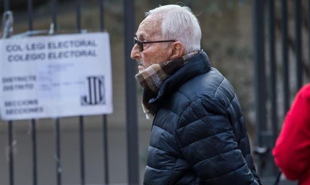 Un ciudadano espera para votar en el exterior del colegio electoral Narcís Monturió de Barcelona. / EFE