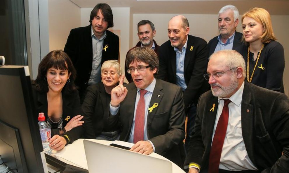 El expresidente de la Generalitat y candidato de Junts per Catalunya, Carles Puigdemont (c), sigue los resultados de las elecciones regionales catalanas, en el centro de Convenciones de Bruselas en Bélgica. EFE/ Stephanie Lecocq