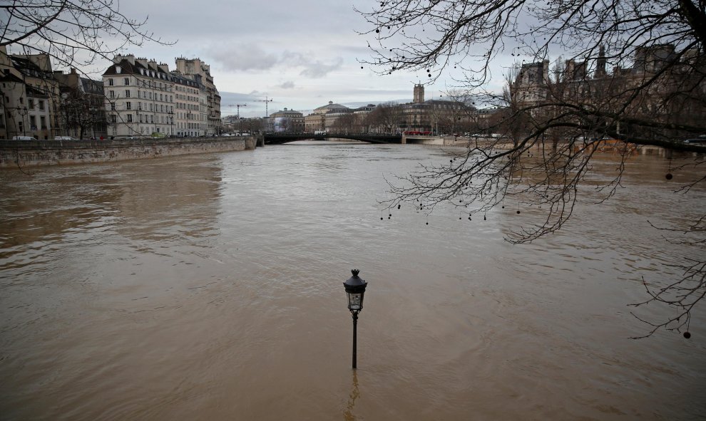 El río Sena se desborda e inunda París. REUTERS/Christian Hartmann