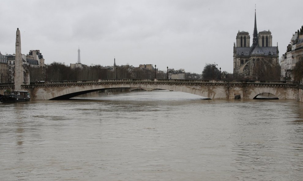 El río Sena se desborda e inunda París. REUTERS/Christian Hartmann